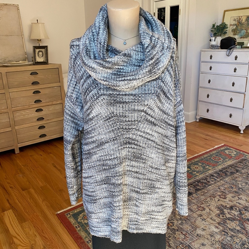 LOFT Gray and White Sweater - Size Large
